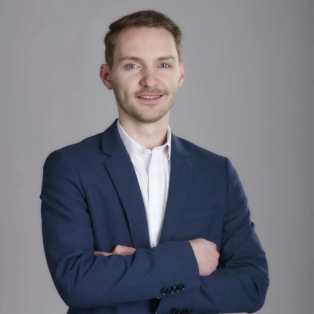 Photographe de portrait institutionnel sur fond gris neutre en studio de prises de vue à Lyon