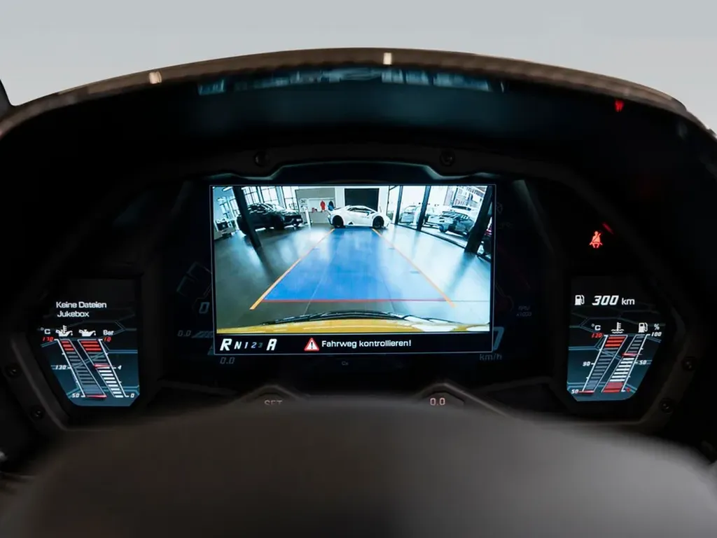 Affichage caméra de recul de Lamborghini Aventador SVJ Roadster à Bordeaux, combinant technologie moderne, sécurité et confort dans une supercar d’exception.