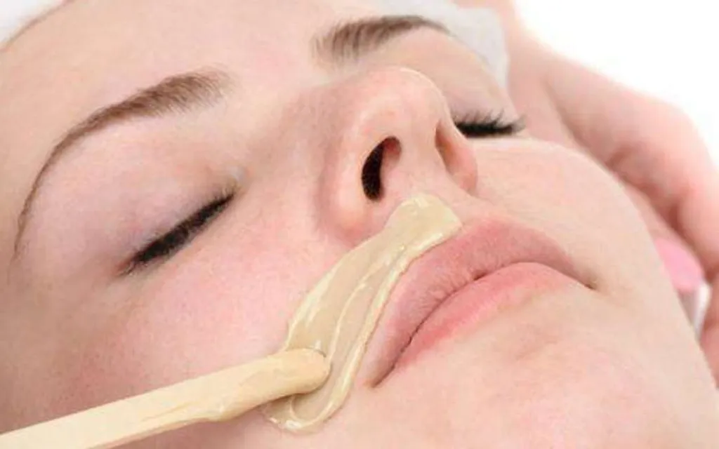 Épilation du visage à la cire pour enlever duvet et poils avec résultat net durable et respect des peaux sensibles à Pessac