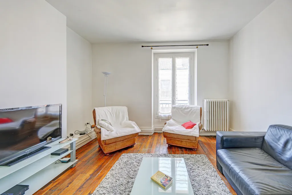 A vendre un bel appartement de 52,68 M² beaux volumes, dans un immeuble à Saint Germain en Laye, proche de la Place du Marché, 5 minutes du RER A.