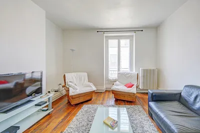 A vendre un bel appartement de 52,68 M² beaux volumes, dans un immeuble à Saint Germain en Laye, proche de la Place du Marché, 5 minutes du RER A.