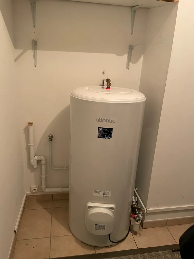 Plombier Vaugneray fuite chauffe-eau électrique dans le placard - plombier remplacement chauffe-eau 300 litres vaugneray proche de brindas