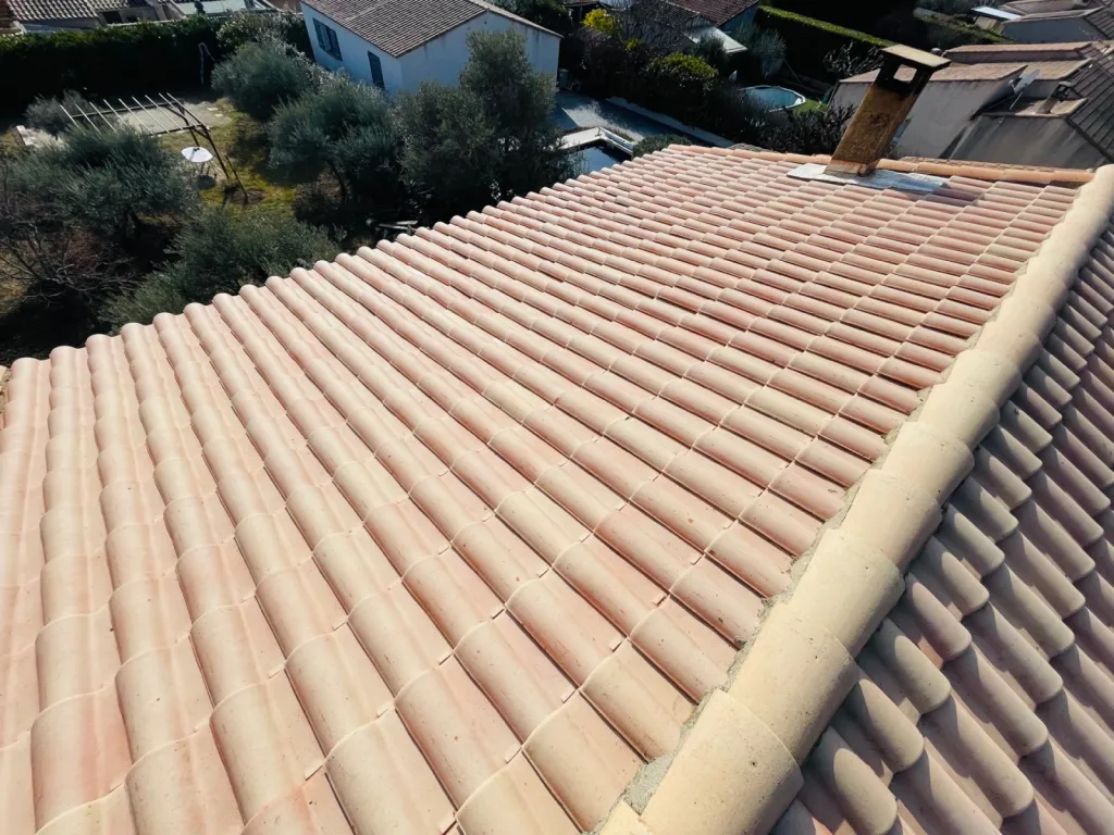 Nettoyage et traitement des tuiles mécaniques Romane d’une toiture de maison près d’Aix en Provence.