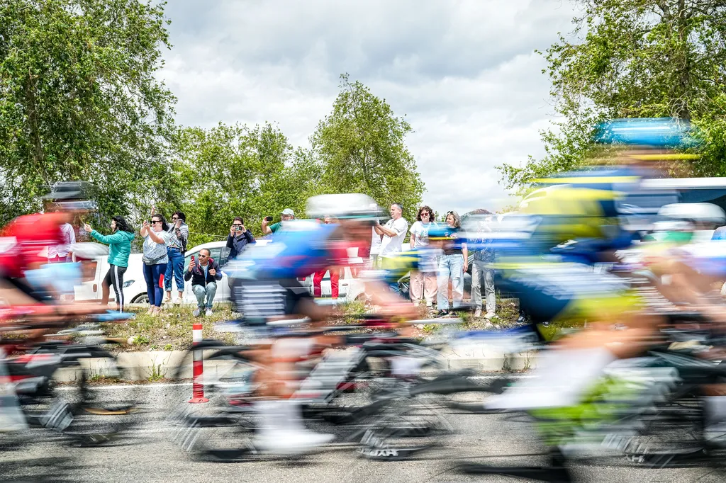 Lors d’une course cycliste, la présence d’un véhicule sur le parcours peut conduire à examiner simultanément la responsabilité du conducteur et les mesures de sécurité mises en place par l’organisateur.