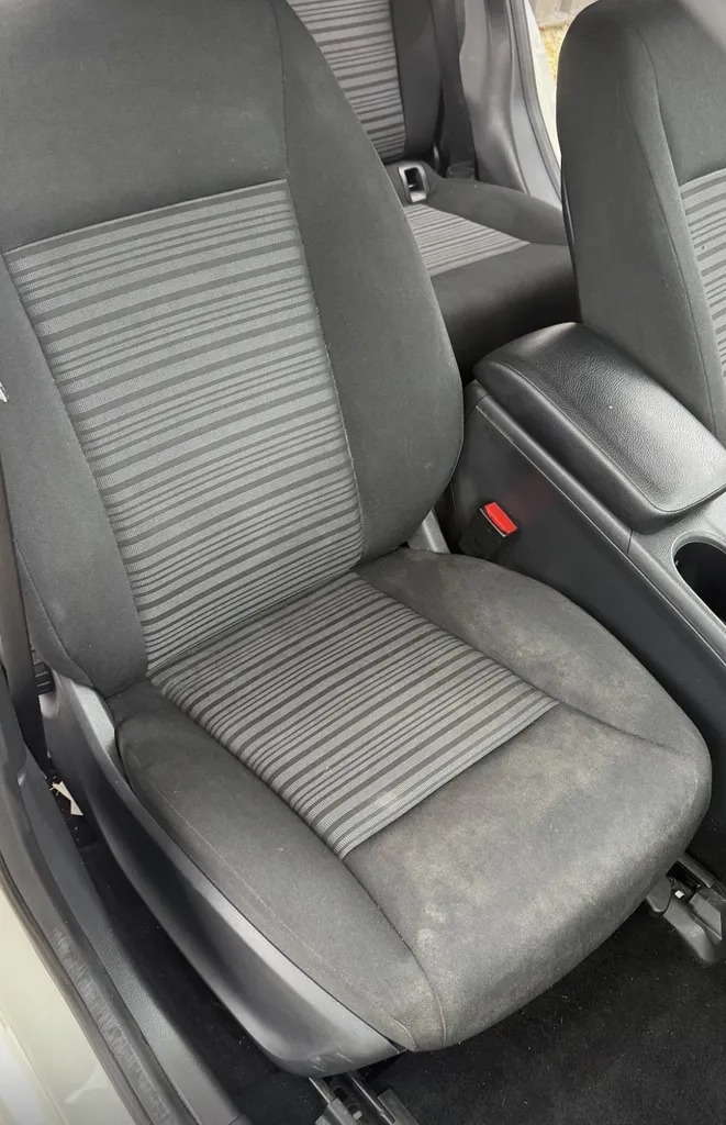 Nettoyage et traitement du cuir des sièges d'une Renault Scénic pour restauration avant la vente de la voiture à Cruseilles en Haute-Savoie