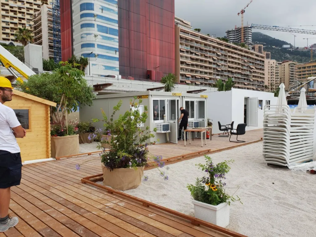 Louer des structures modulaires pour WC, sanitaires et poste de secours sur la plage du Larvotto à Monaco