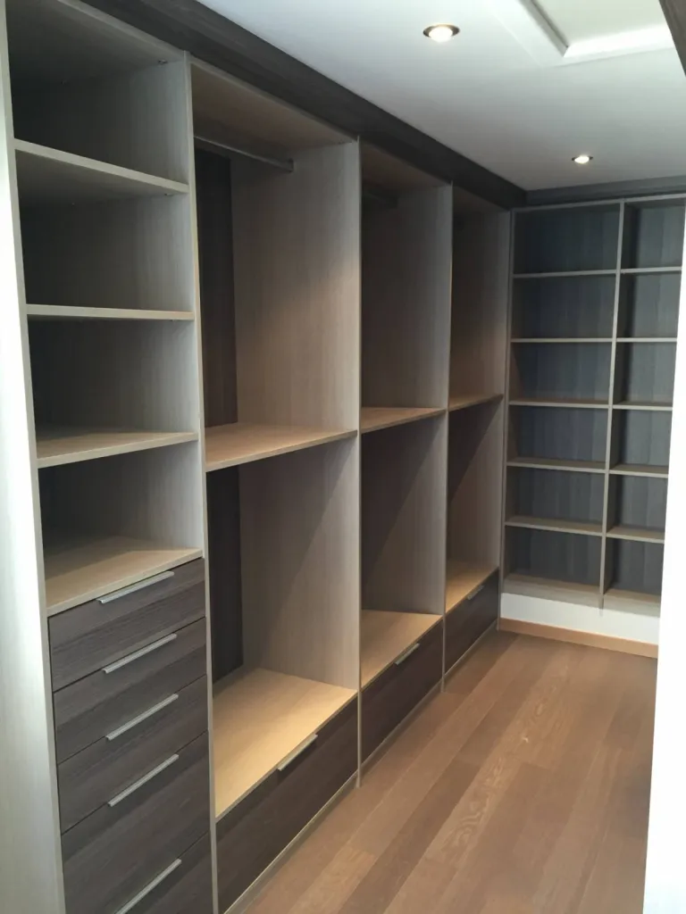 Dressing en U sur mesure bi couleur effet bois tiroirs à Fonsorbes