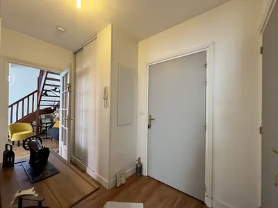 Vends Charmant F3 situé au 1er étage d'une résidence sécurisée avec un emplacement de stationnement privé.