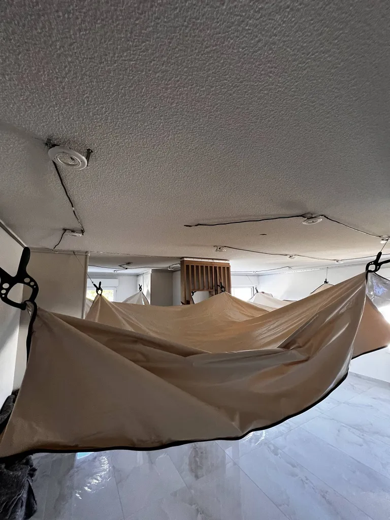 Plafond gouttelette : pourquoi le cacher plutôt que le supprimer ? Plafonds Tendus Occitans Blagnac