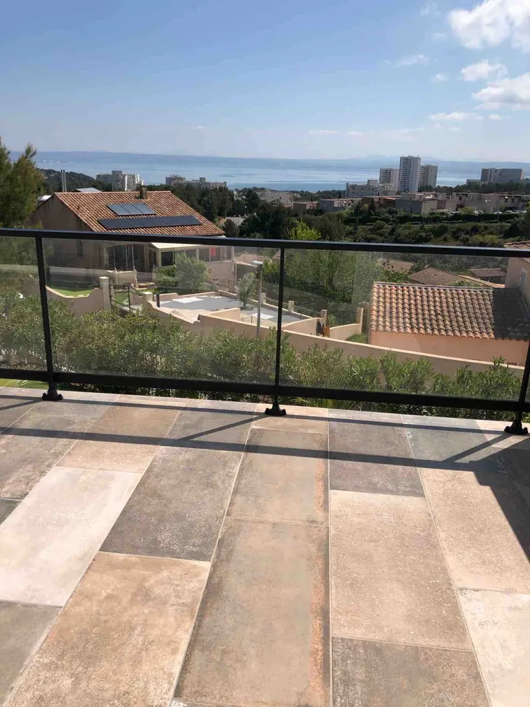 Villa neuve sur Martigues avec menuiseries K-Line et volet Bubendorff ral 9005