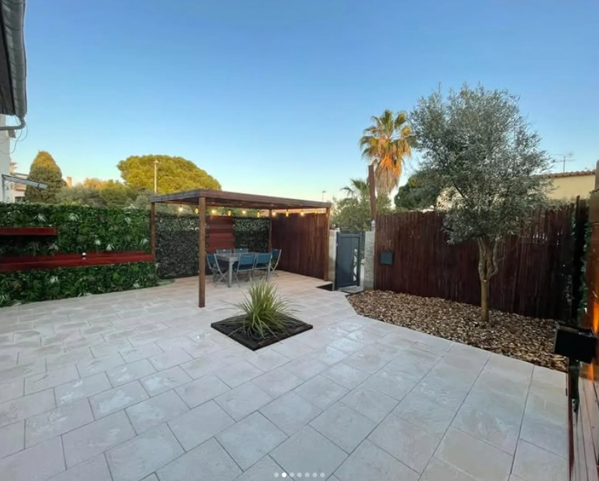 Aménagement extérieur complet à Frontignan : terrasse en dalle, pergola bois sur mesure et brise-vue design par Les Jardins d’Ailleurs