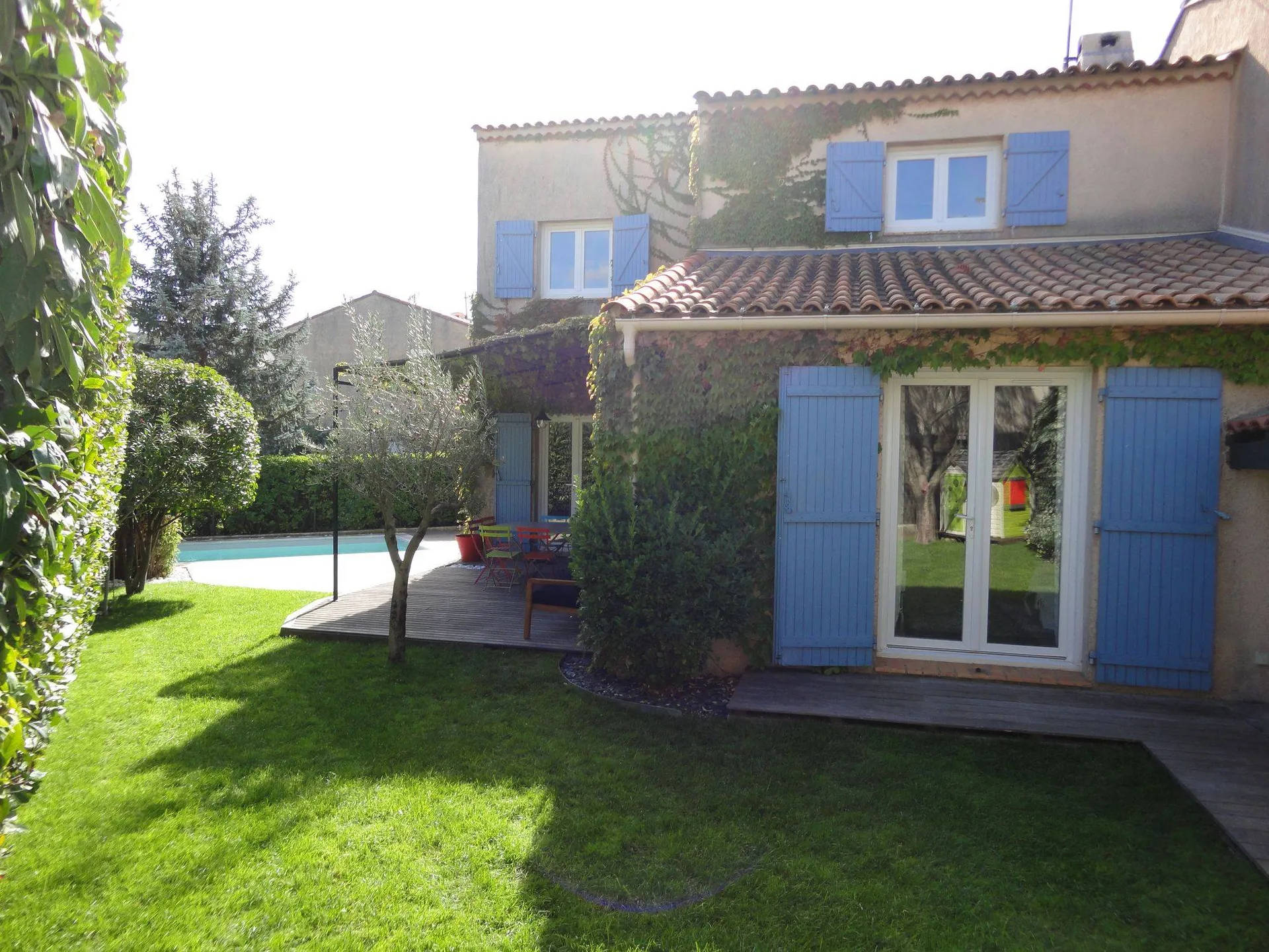 grande maison avec jardin arboré