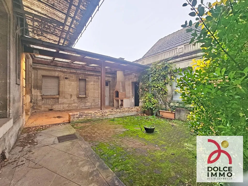 Maison de caractère située au cœur de Saint-Médard-en-Jalles, proposée par l’Agence immobilière DOLCE IMMO, offrant un fort potentiel d’évolution et de valorisation.