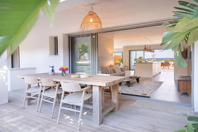 SAINTE-MAXIME | RARE sur le Littoral : Villa de Luxe de Plain-Pied, Vue Mer Panoramique et Accès Plage Immédiat