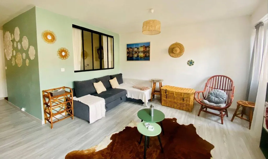 A vendre appartement T2 Cassis  en très bon état dans petit immeuble au centre du village