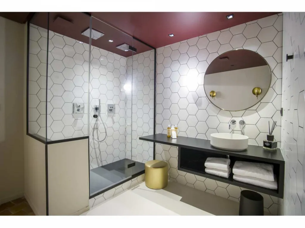 photographe d'architecture intérieure Mihotel La Tour Rose suite Alba douche avec 2 ciels de pluie