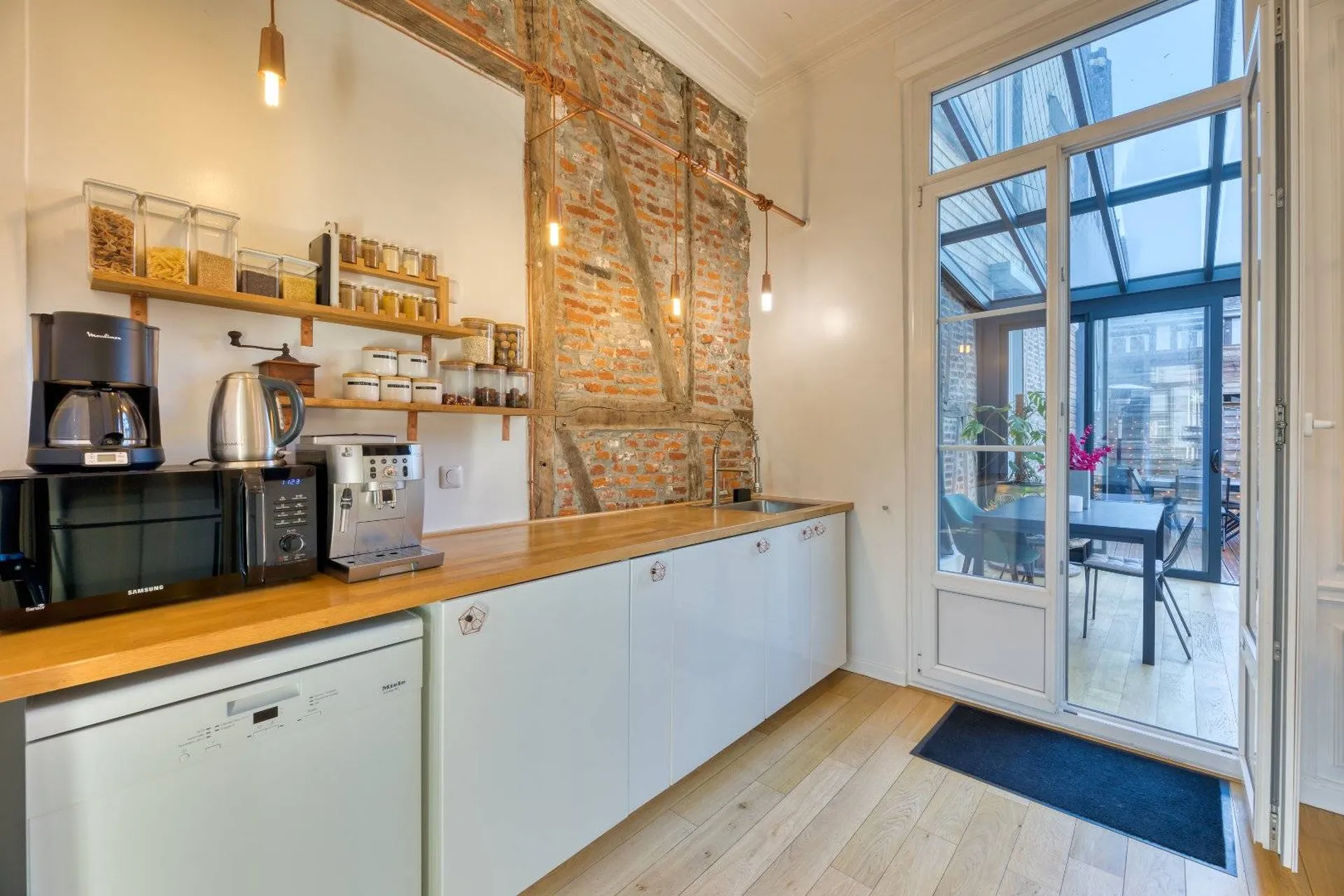 Vends cuisine entiérement équipée et aménagée avec une véranda chauffée pour des moments conviviaux