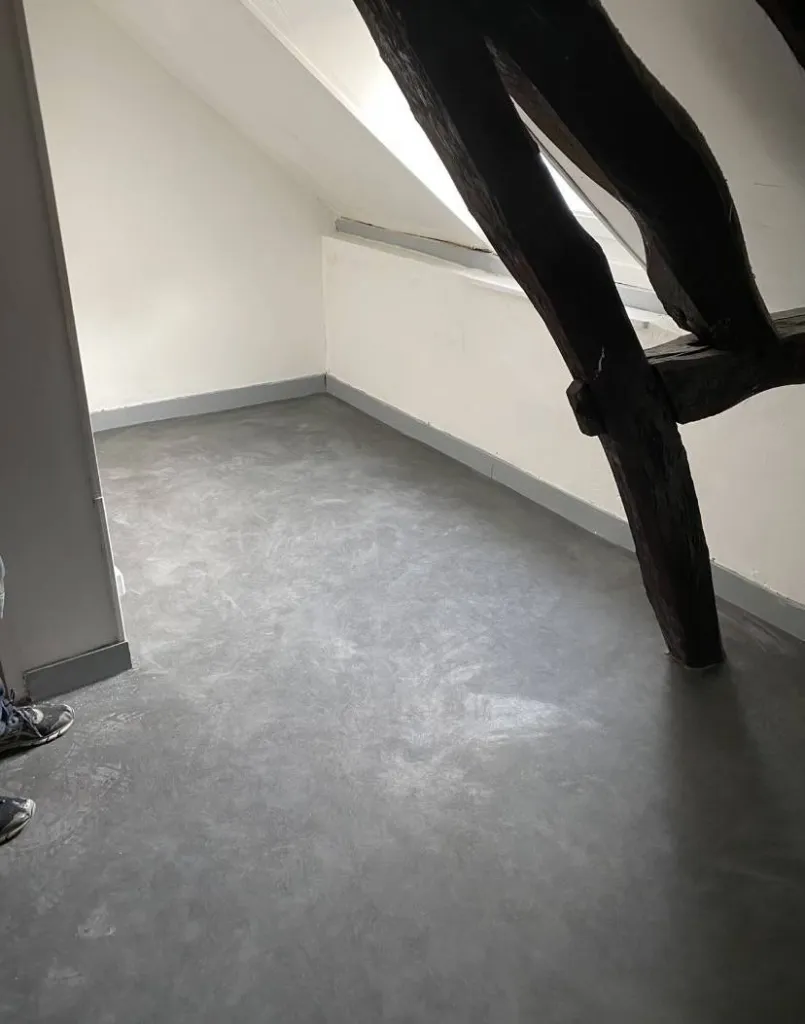 Cette maison de ville, est à vendre avec l'Agence des Fleurs