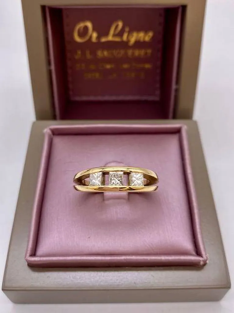 Bague trilogie de diamants taille princesse en or 750/1000ème chez Or Ligne à La Teste de Buch