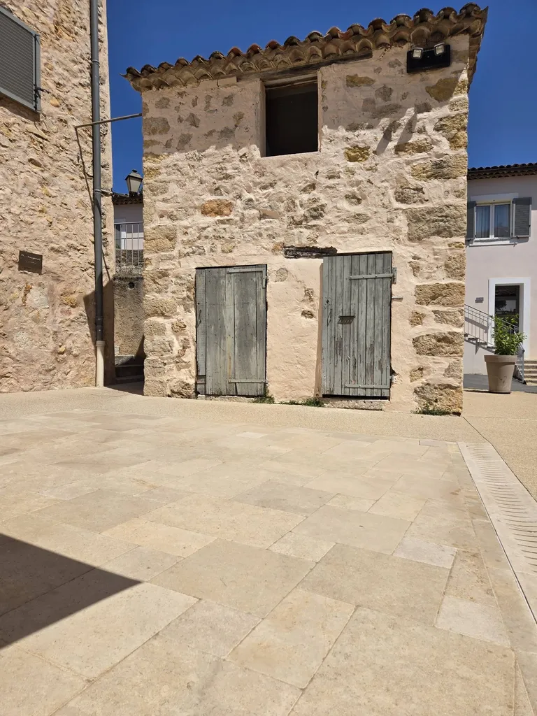 Château de la Bégude terrasse en pierre 