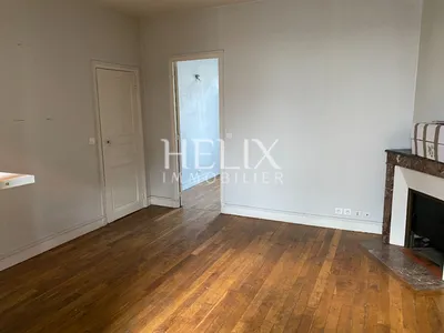 Place du marché neuf de saint germain en laye un appartement dans un bel immeuble ancien 