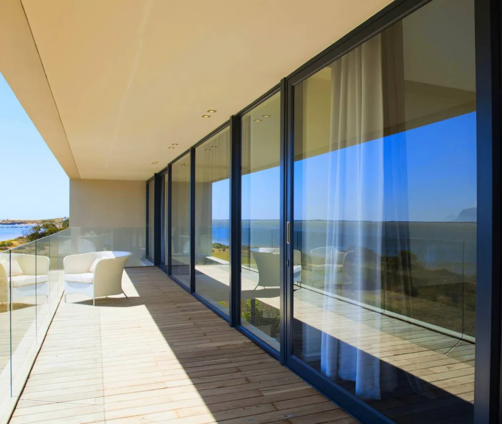 Menuiserie extérieure Bordeaux : installation de fenêtres, volets et portes sur mesure en alu, PVC ou bois