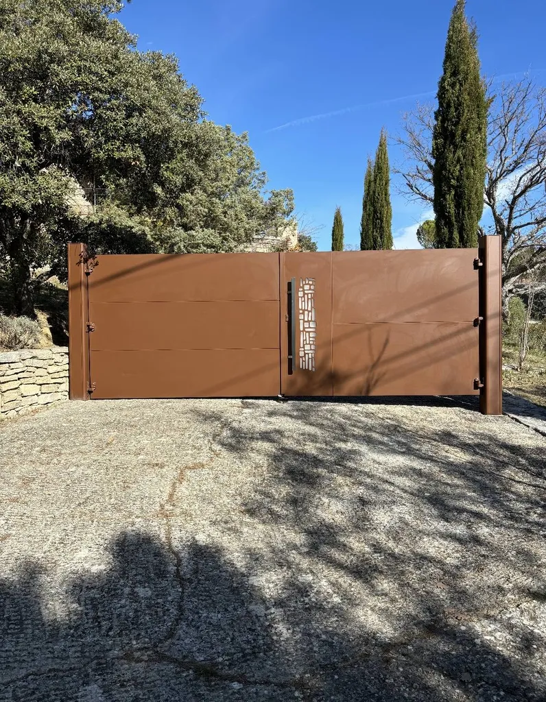 Installation d'un portail battant ouverture vers l'extérieur manuel à Saint Saturin Les Apt de la Marque Ouverture S