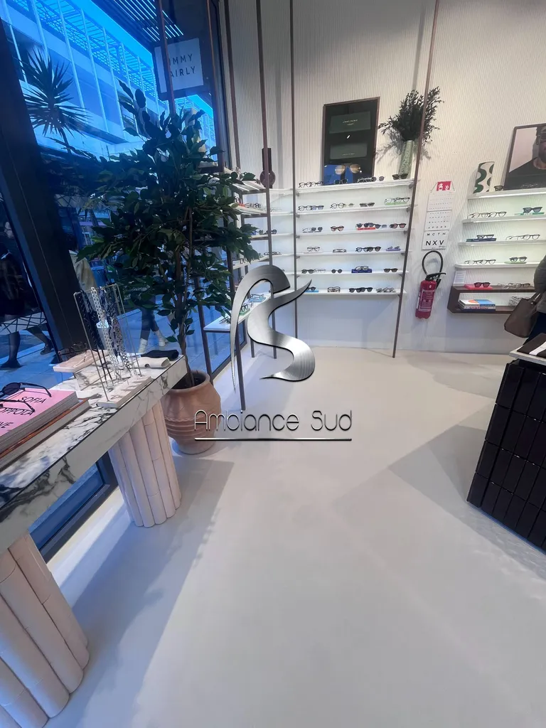 Revêtement en résine minérale effet béton ciré dans un commerce à La Valette du Var près de Hyères