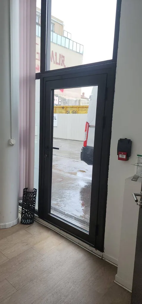 Remplacement d’une porte de magasin par une porte lourde renforcée à Lyon
