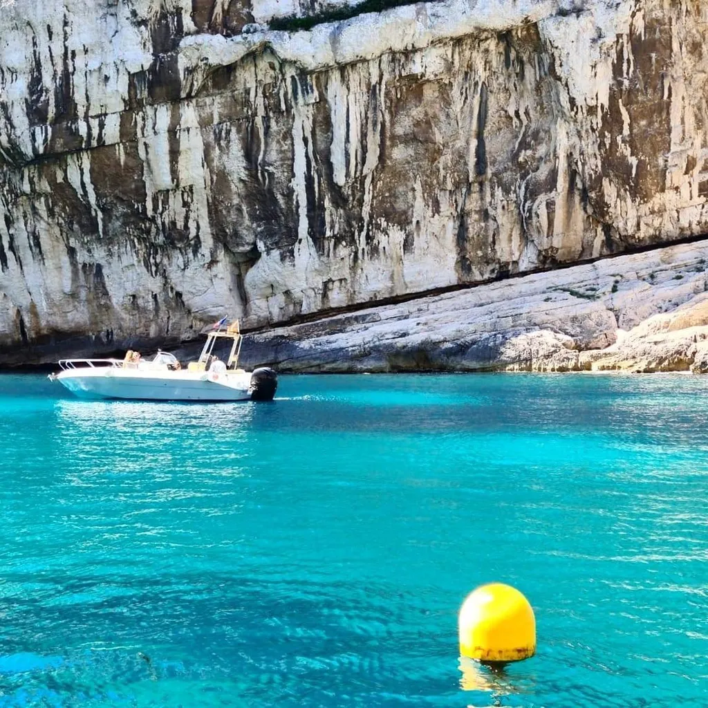 Visite du Parc National des Calanques en bateau avec baignade au départ de Cassis 