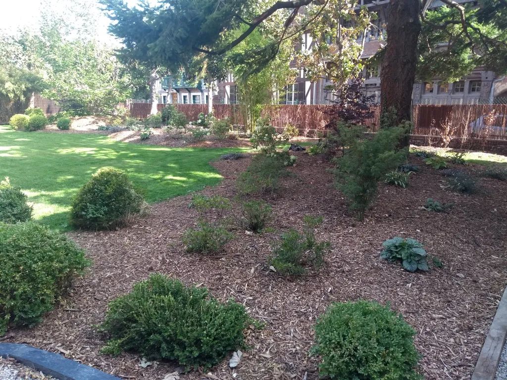 Création d’un jardin sur-mesure avec reprise des allées, pose de claustras, création de carrés potagers et engazonnement à Étretat