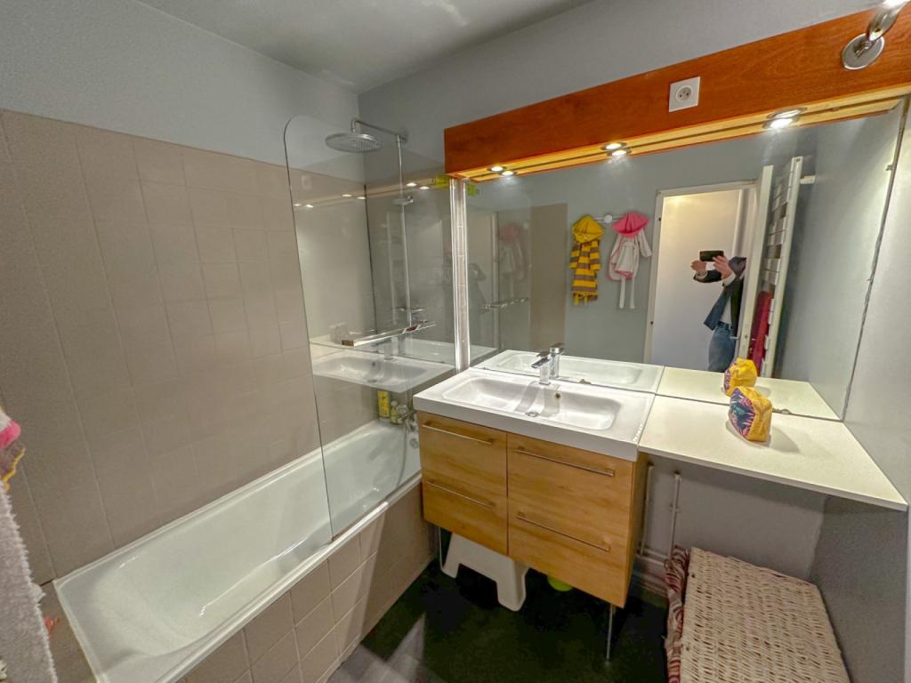 Appartement avec deux chambres,  1  parking  et  une cave  à Mont Saint Aignan  76130