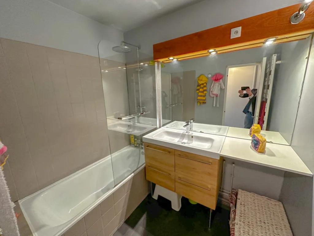 Appartement avec deux chambres,  1  parking  et  une cave  à Mont Saint Aignan  76130