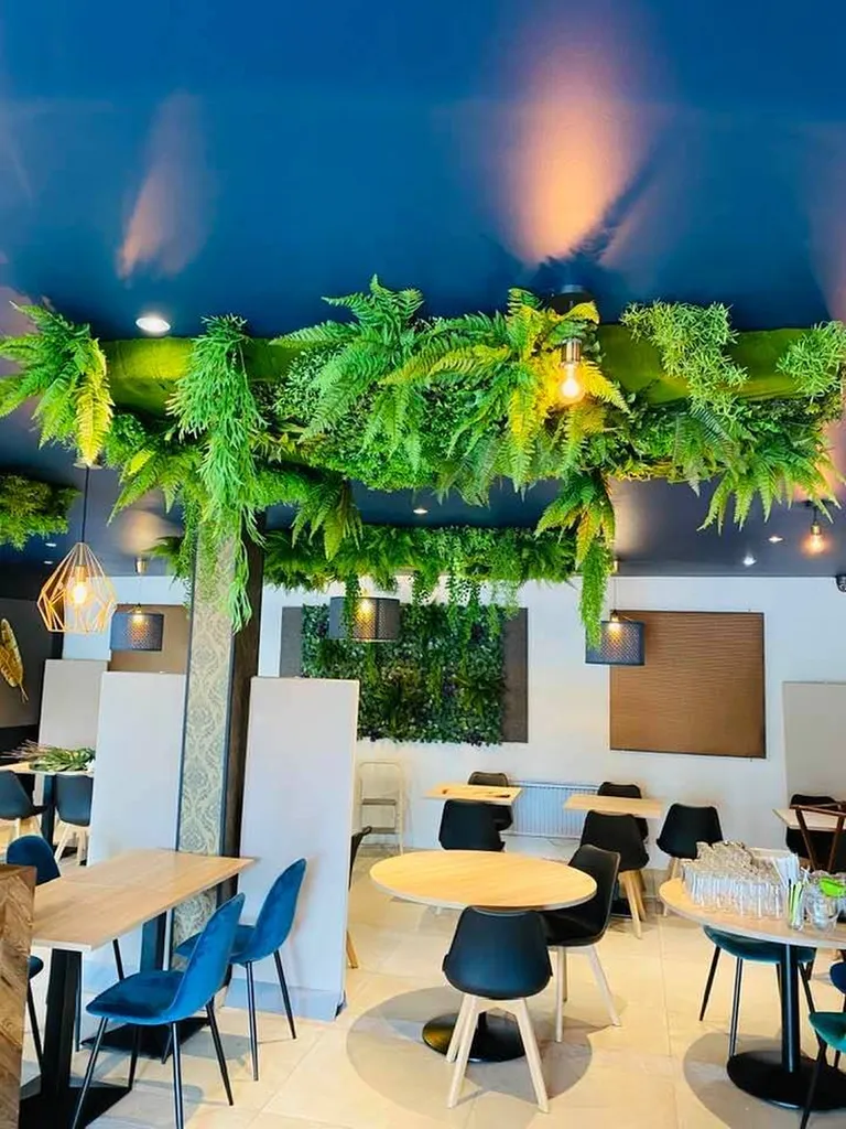 Plafond végétal restaurant lyon