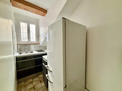 Vente d'un studio idéalement situé en plein cœur de Saint-Germain-en-Laye, à seulement 5 minutes à pied du RER