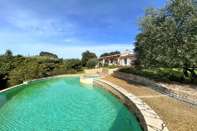 Venasque : maison de plain-pied, piscine et une vue exceptionnelle sur la forêt et les Dentelles de Montmirail.