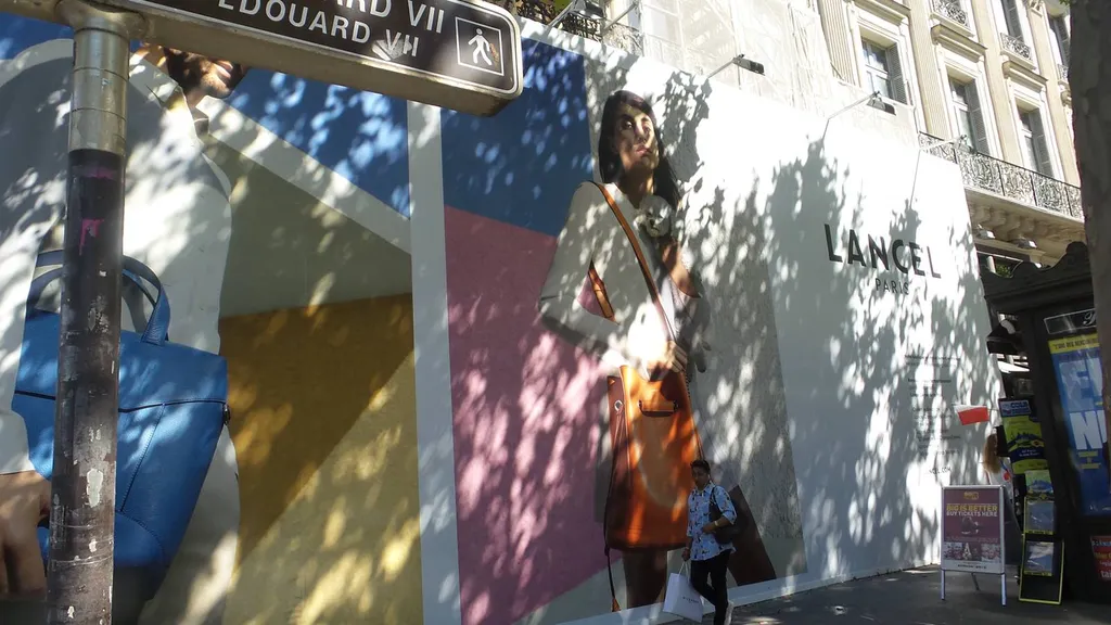 Habillage durant les travaux d'un flagship parisien