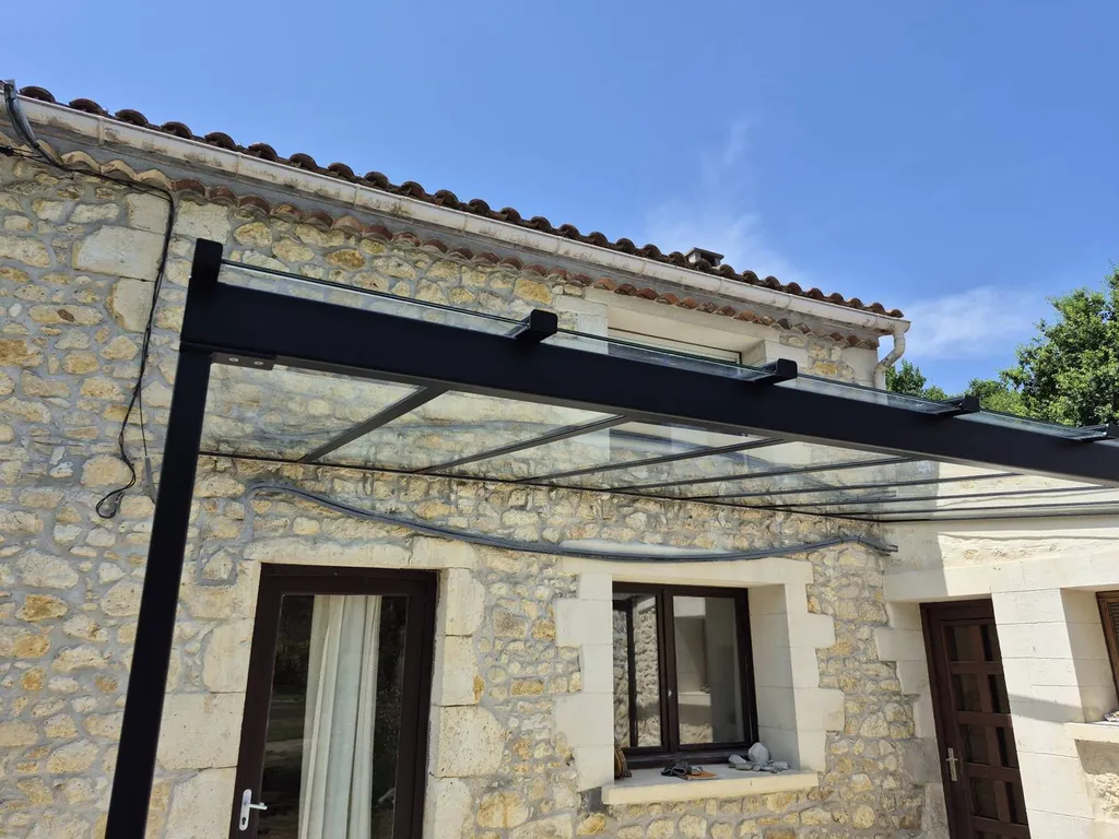 Fabrication et pose d'une pergola vitrée sur Lesparre