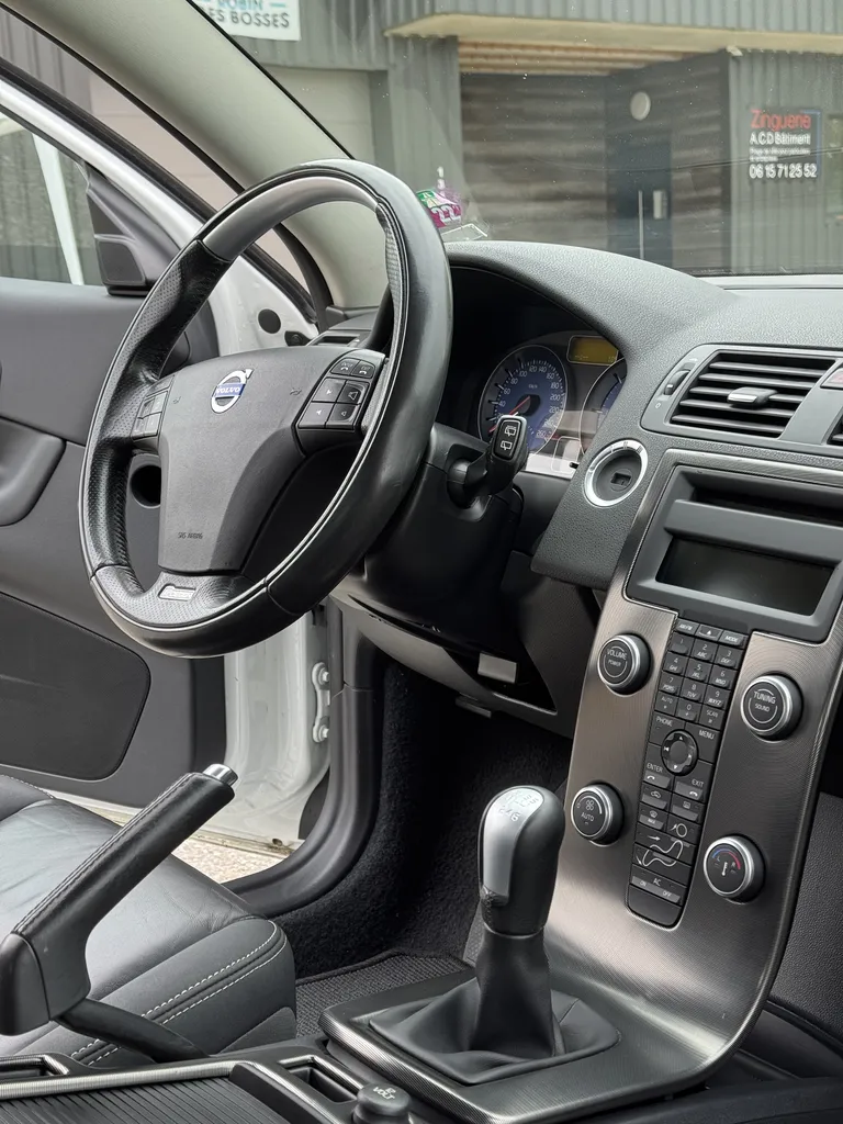 VOLVO C30 R DESIGN / 1.6 130 CHV/ BOITE MANUELLE/ CT OK / 3 PORTES