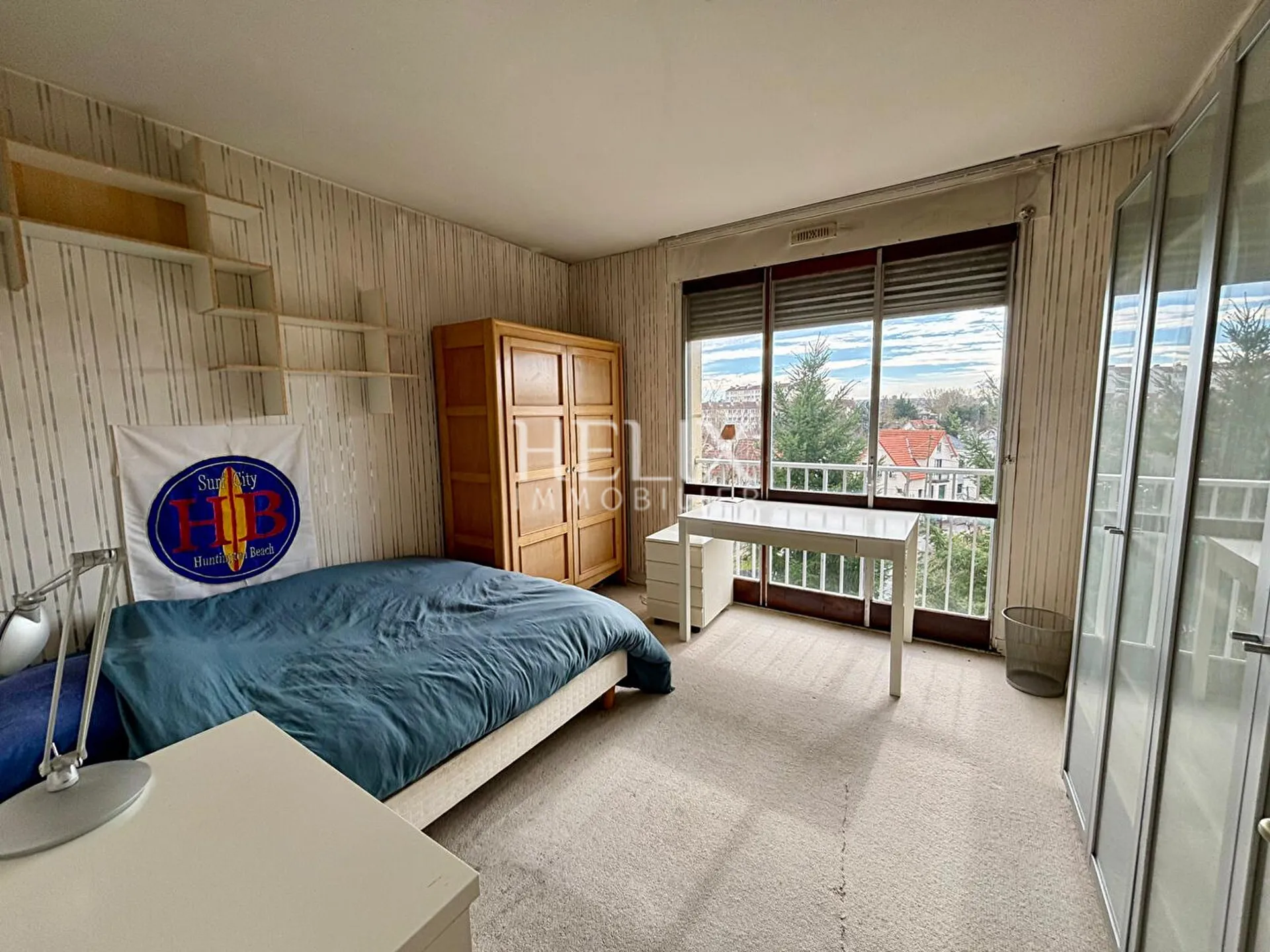 Chatou au dernier étage d'un immeuble en pierre de taille avec deux chambres et un parking couvert