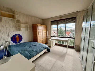 Chatou au dernier étage d'un immeuble en pierre de taille avec deux chambres et un parking couvert