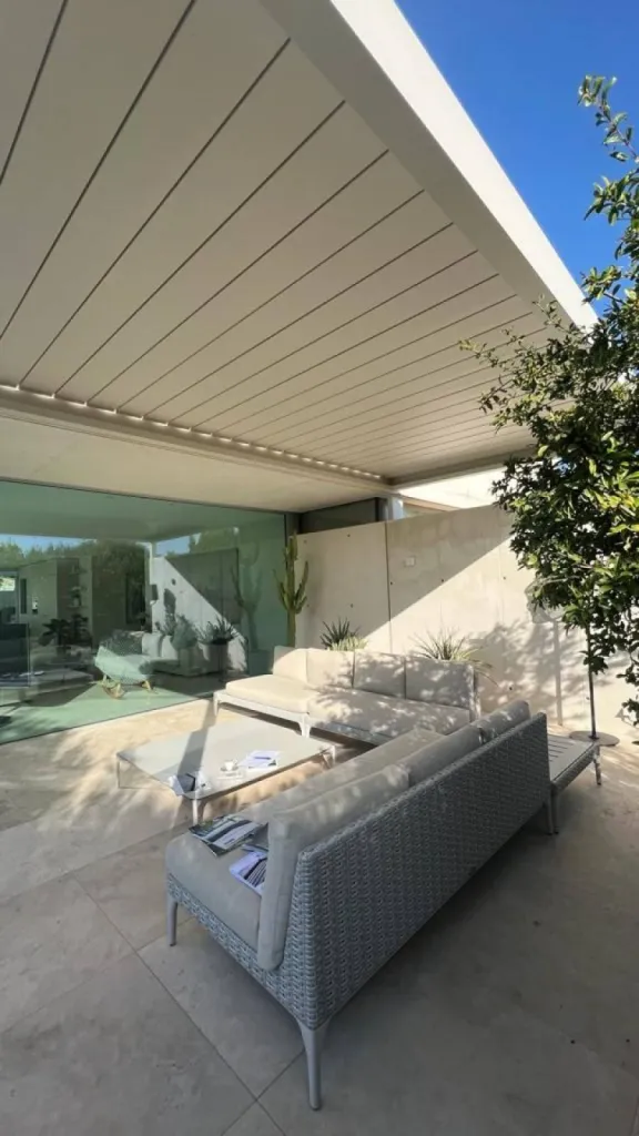 Installation de 3 pergolas bioclimatique à Saint-Cyr-sur-Mer (83)##https://renson.rossipro.fr/details-mariage+du+contemporain+avec+les+pergolas+bioclimatiques+renson+une+integration+de+reve+a+saint+cyr+sur+mer-604