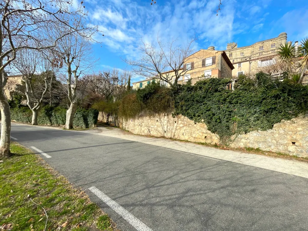 le BARROUX : Immeuble au coeur du village avec vue imprenable sur le mont Ventoux   