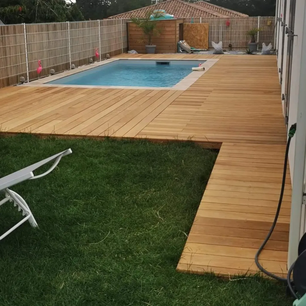 Création d’une terrasse en bois autour de la piscine à Tresses, proche de Bordeaux