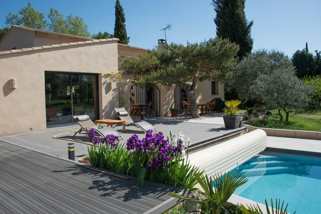 Pernes-les-Fontaines, propriété contemporaine avec piscine, espace spa et dépendances   