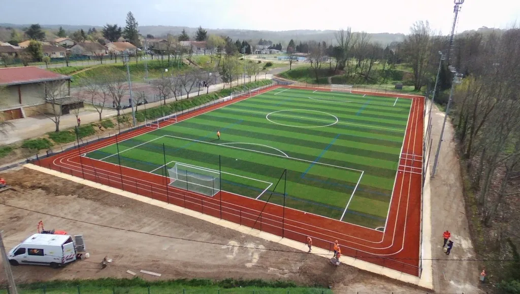 Réalisation d'un terrain synthétique football éclairé Gironde