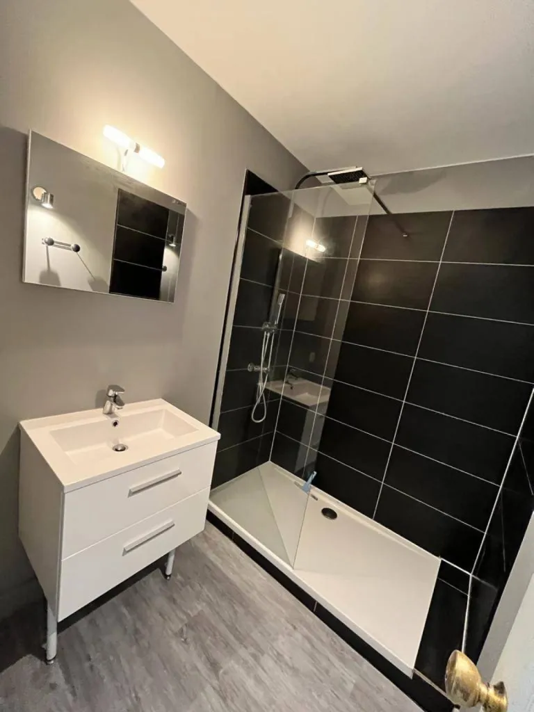 Comprenant quatre chambres dont deux avec salles de douches privatives