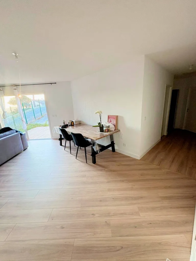 Réalisation et pose d'un parquet stratifié en chênes clair, avec mise en place d'une sous couche acoustique et isolante chez un client à Pechbonnieu en Haute Garonne