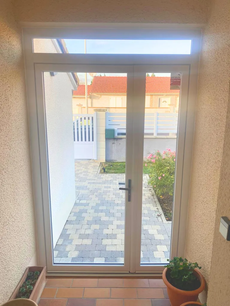 installation sur-mesure d'une porte fenêtre en PVC blanc Bouvet par 3 Baies à Craponne (69)