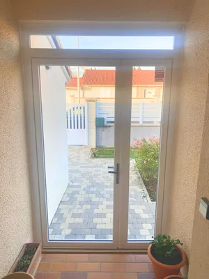 installation sur-mesure d'une porte fenêtre en PVC blanc Bouvet par 3 Baies à Craponne (69)